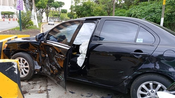 Chocan taxi y auto en bulevar Guízar y Valencia de Xalapa