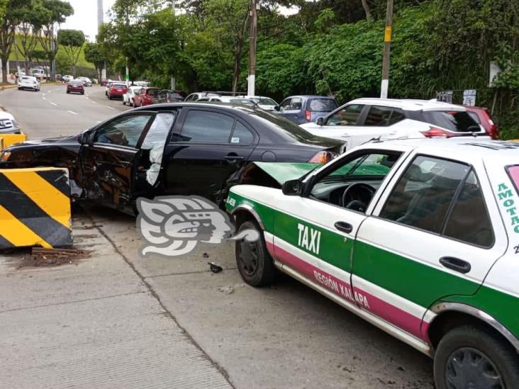 Chocan taxi y auto en bulevar Guízar y Valencia de Xalapa