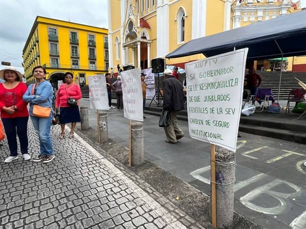 Con bloqueo, jubilados de Veracruz en pie de lucha por Seguro Institucional