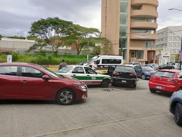 Chocan taxi y auto en bulevar Guízar y Valencia de Xalapa