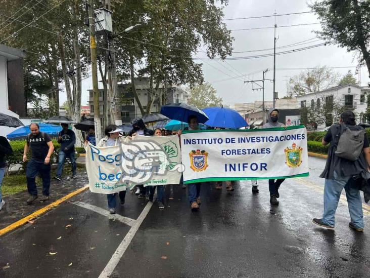 Becas Conahcyt: Marchan en Xalapa contra recortes