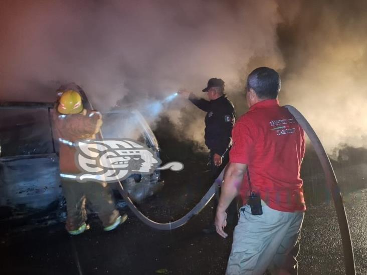 Incendio consume vehículo en la carretera Tlapacoyan-Teziutlán