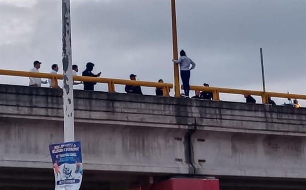 Mujer se debate entre la vida y la muerte tras caer del distribuidor vial de Poza Rica