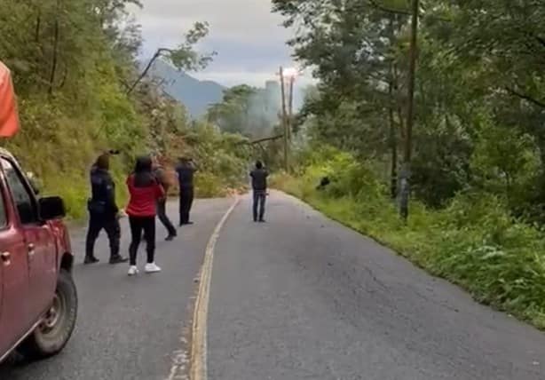 Derrumbe bloquea carretera Zongolica-Texhuacan e incomunica comunidades