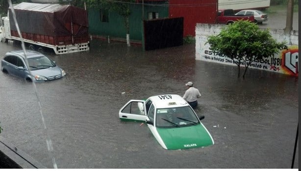 ¿Sabes qué hacer si quedas atrapado en auto en medio de inundación en Xalapa? (+Video)