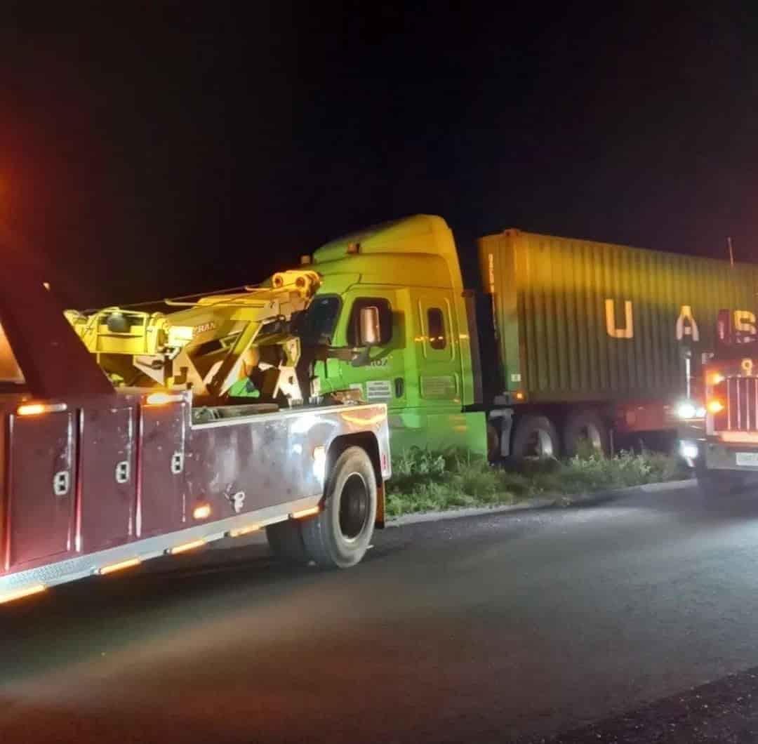Se sale tracto camión de la autopista Cardel-Veracruz