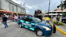 Tránsito de Veracruz baja a turistas de tranvía por licencia vencida | VIDEO