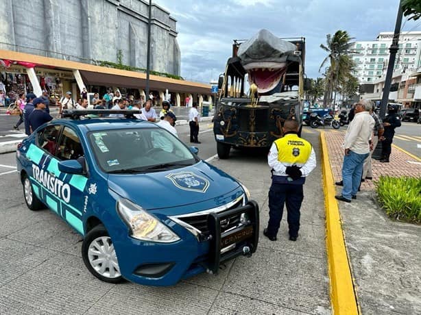 Tránsito de Veracruz baja a turistas de tranvía por licencia vencida | VIDEO