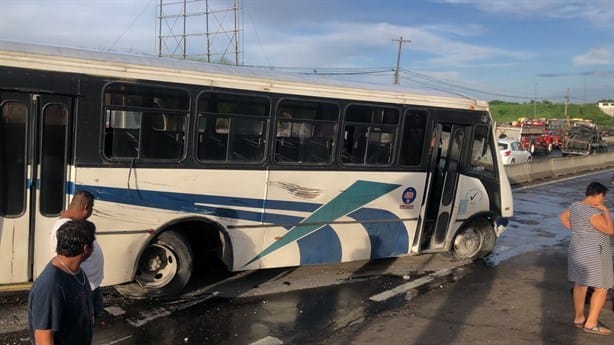 Tráiler se estrella contra autobús de pasajeros y patrulla de la Marina en Veracruz | VIDEO