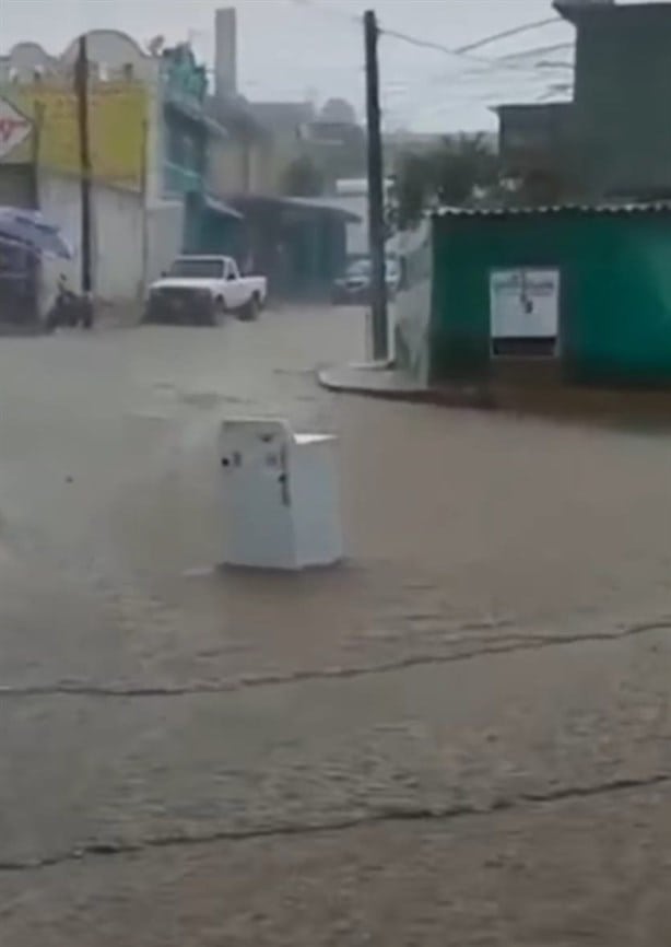 Lavadora es arrastrada por fuerte lluvia en Xalapa ¡Lo que el agua se llevó!