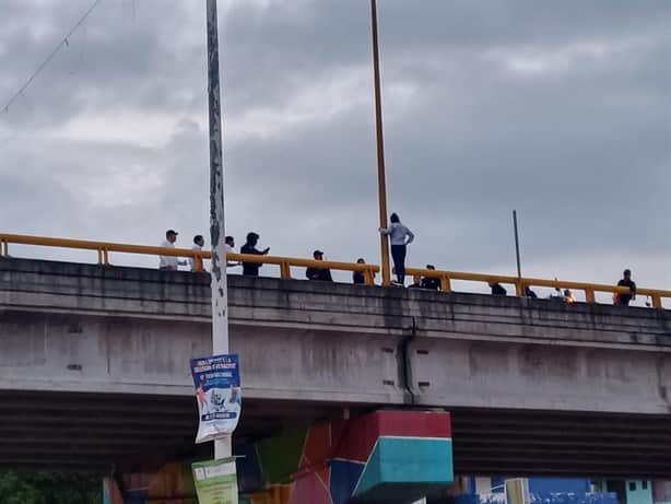 Mujer cae de un distribuidor vial de más de 10 metros de altura, en Poza Rica