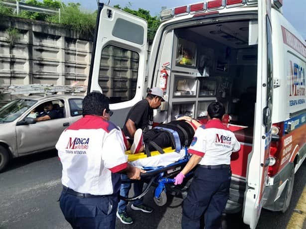 Aveo se estrella contra camioneta en la carretera Veracruz-Xalapa
