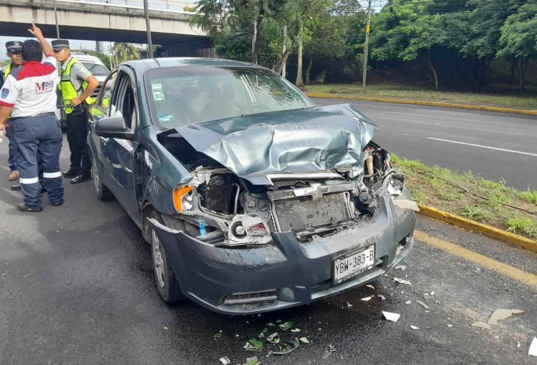 Aveo se estrella contra camioneta en la carretera Veracruz-Xalapa