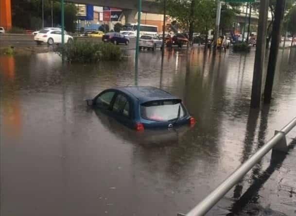 ¿Sabes qué hacer si quedas atrapado en auto en medio de inundación en Xalapa? (+Video)