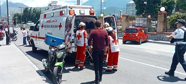 Joven es atropellado por camioneta afuera de plaza comercial en Orizaba