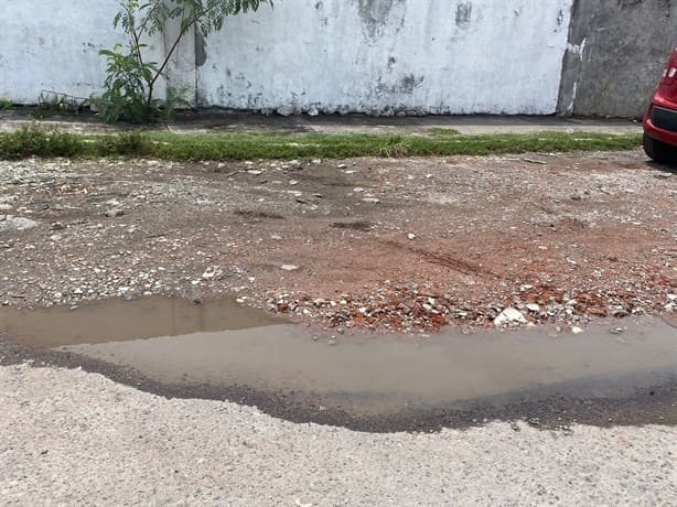 Baches y acumulación de agua por lluvias, un obstáculo para atravesar la avenida Icazo, en Veracruz