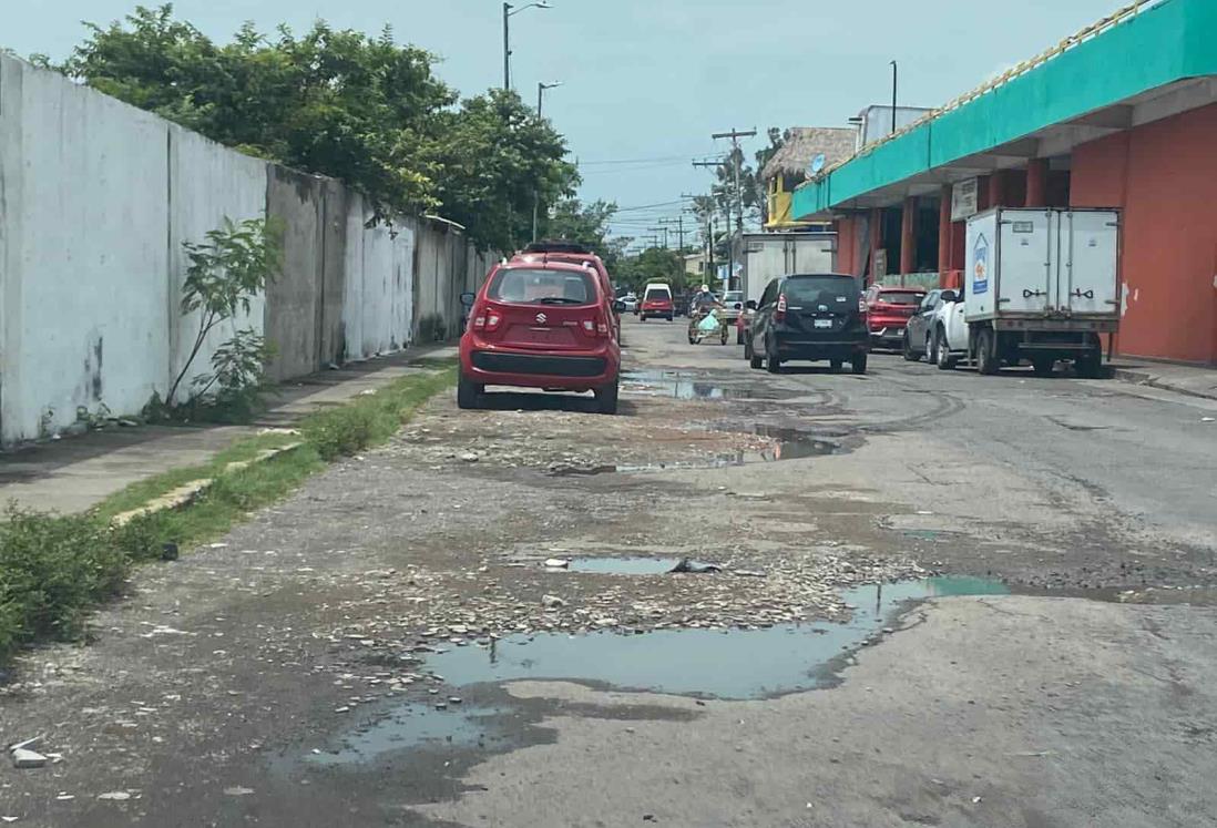 Baches y acumulación de agua por lluvias, un obstáculo para atravesar la avenida Icazo, en Veracruz