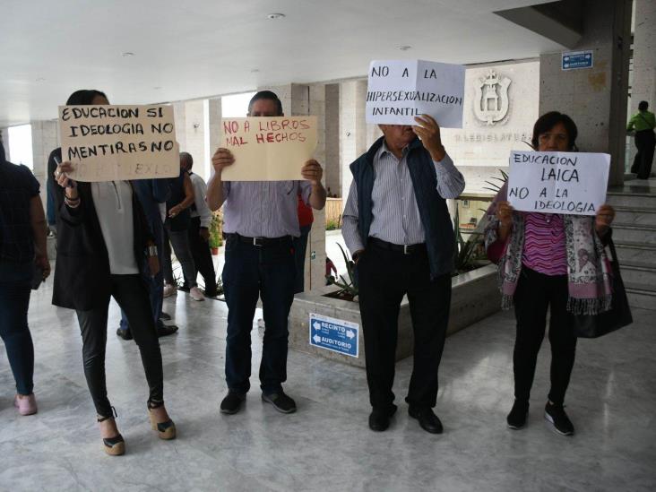 Protestan contra libros de texto en Congreso de Veracruz; ‘fomentan la masturbación’