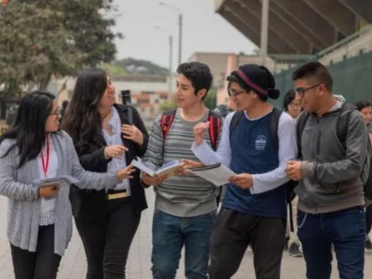 Tienden la mano en Xalapa  con becas a jóvenes brillantes