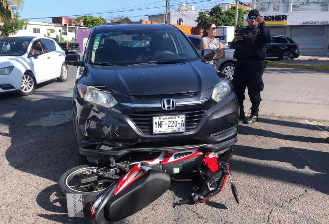 Motociclista es atropellado por una camioneta en la avenida Xalapa | VIDEO