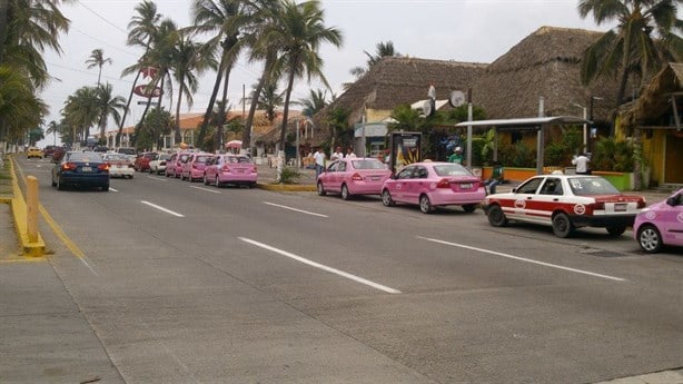Taxis Rosas buscan sobrevivir con poco pasaje en Veracruz