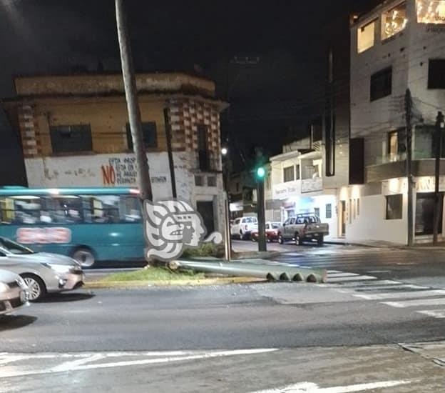 Camioneta derriba semáforo y golpea a taxi dejando tres lesionados en Orizaba ¡Aparatoso!