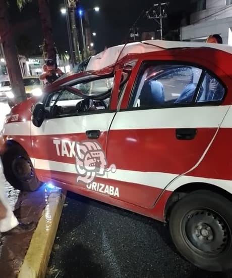 Camioneta derriba semáforo y golpea a taxi dejando tres lesionados en Orizaba ¡Aparatoso!