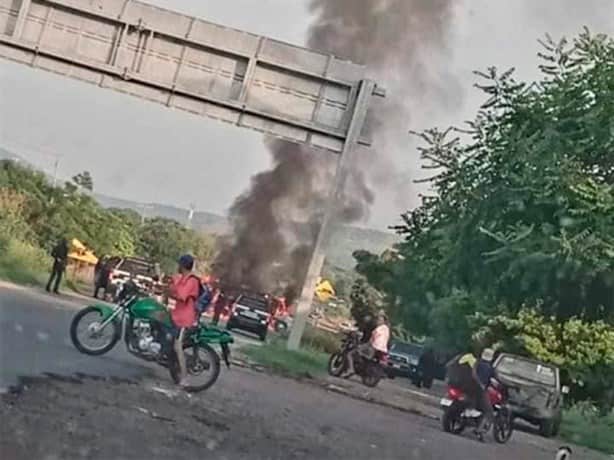 Reportan balaceras, bloqueos y quema de vehículos en Michoacán