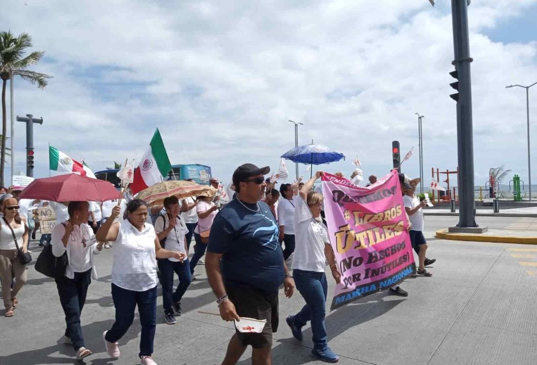 Marchan contra nuevos libros de texto en Veracruz