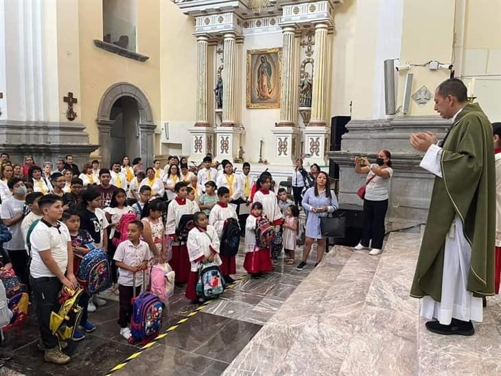 Pequeños acuden a bendecir sus mochilas y útiles escolares en Orizaba