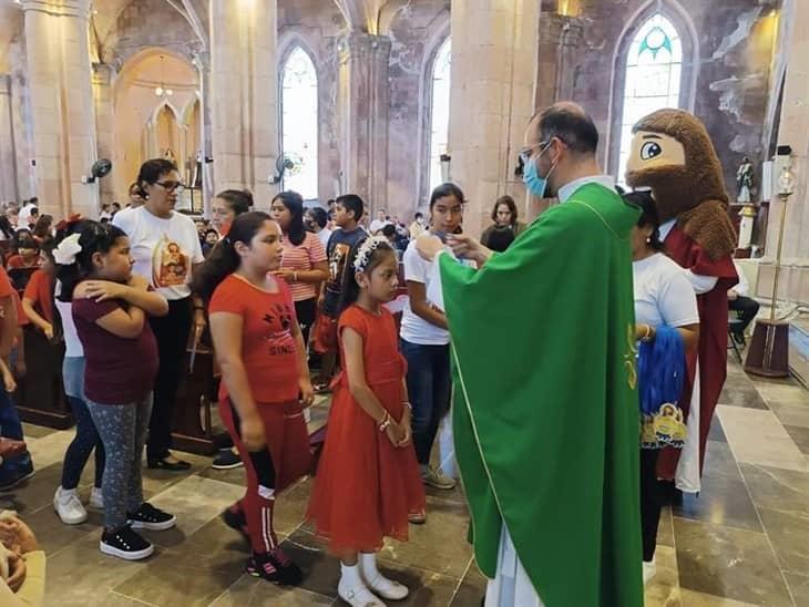 Pequeños acuden a bendecir sus mochilas y útiles escolares en Orizaba