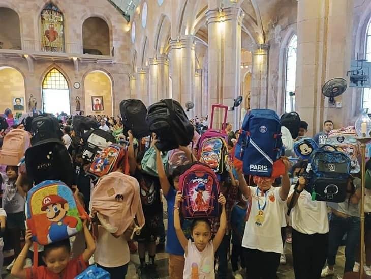 Pequeños acuden a bendecir sus mochilas y útiles escolares en Orizaba