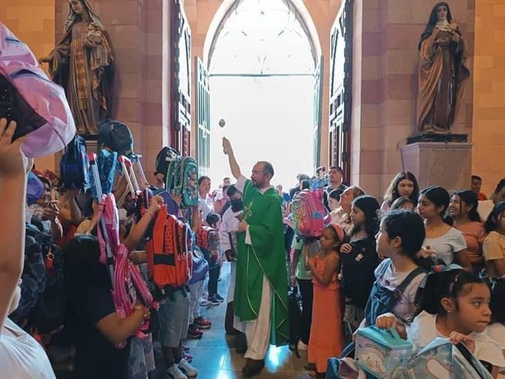 Pequeños acuden a bendecir sus mochilas y útiles escolares en Orizaba