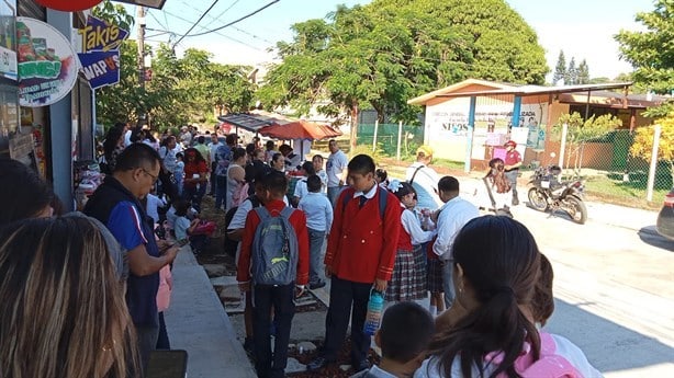 Padres toman primaria de Misantla por falta de maestro