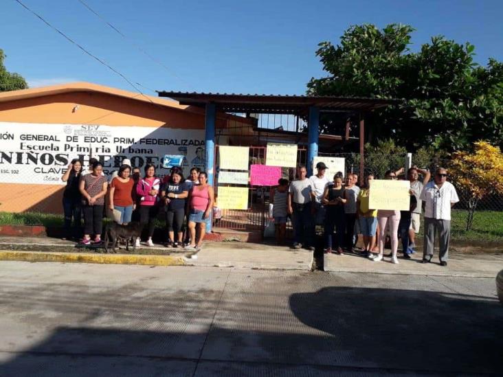 Padres toman primaria de Misantla por falta de maestro