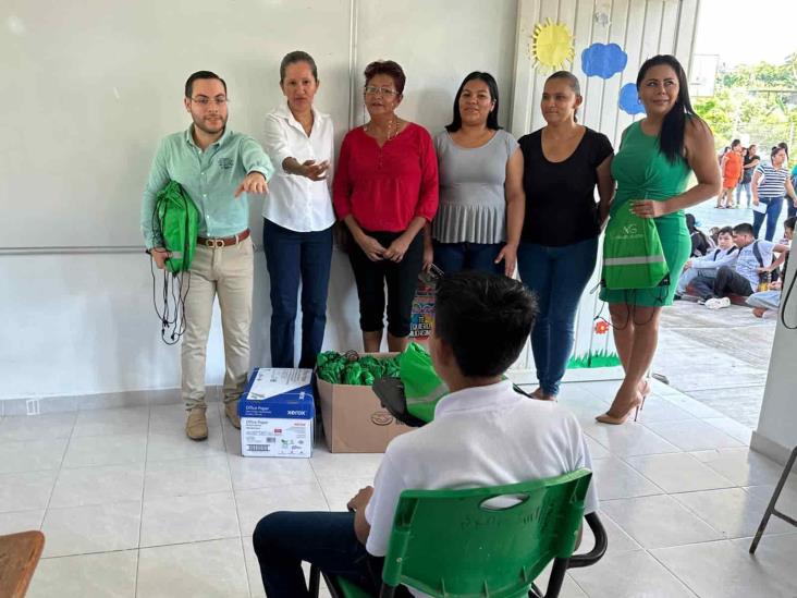 Entregan útiles a estudiantes de telesecundaria en Poza Rica