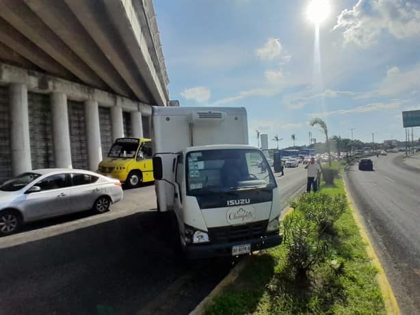 Camión de pastelería sufre accidente en la Veracruz-Xalapa | VIDEO