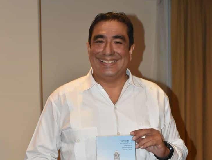 Miguel Salvador Rodríguez Azueta muestra el segundo volumen del libro Veracruz en la Cultura, Memoria Periodística