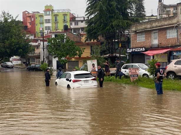 Lluvias inundan Xalapa; decenas de autos dañados; calles se vuelven ríos | VIDEO