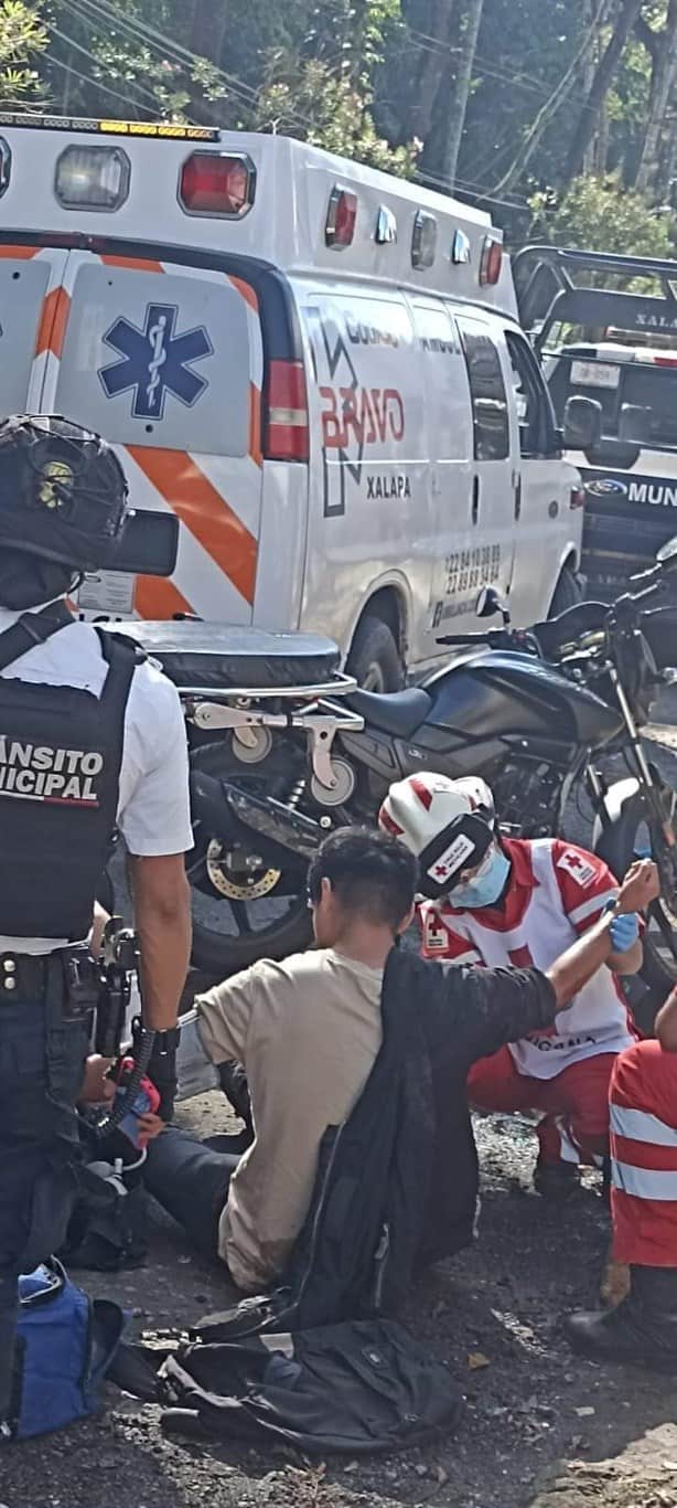 Resulta lesionado al caer de su moto en Xalapa