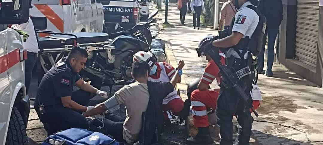 Resulta lesionado al caer de su moto en Xalapa