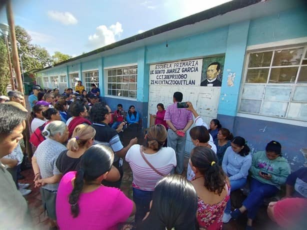 Toman escuela de Ixtaczoquitlán por falta de aulas y horas de clase (+Video)