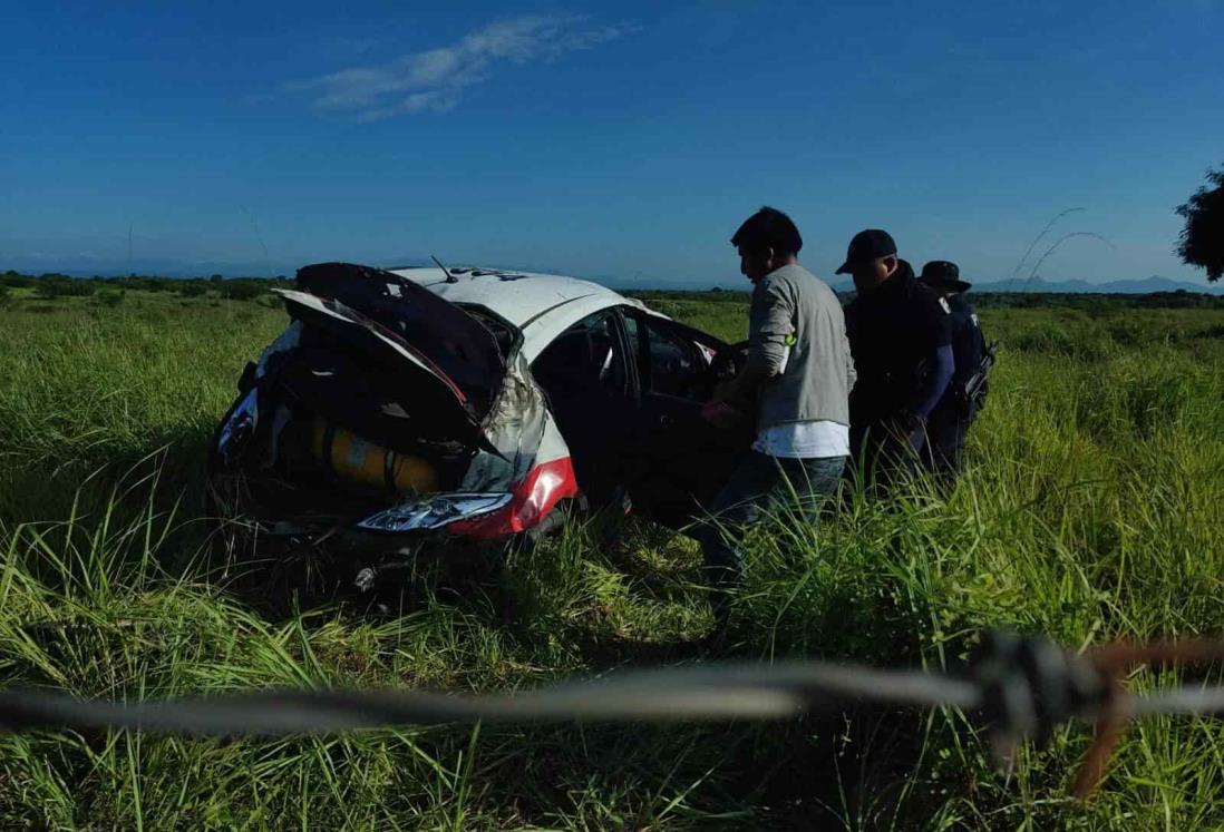 Vuelca y da volteretas un taxi de Huastusco: 6 jóvenes heridos