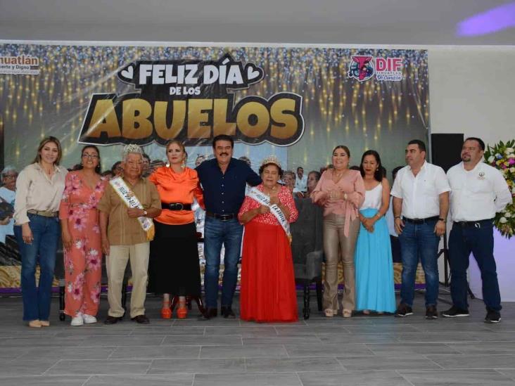 Día del Abuelo: Coronan a reyes de adultos mayores en Tihuatlán