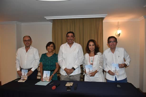 Miguel Salvador Rodríguez Azueta muestra el segundo volumen del libro Veracruz en la Cultura, Memoria Periodística
