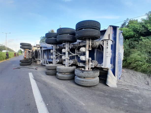 Vuelca tráiler y ocasiona caos vial en la carretera Veracruz-Xalapa | VIDEO