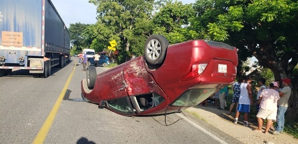 Aparatoso accidente en carretera de Cosamaloapan: dos heridos