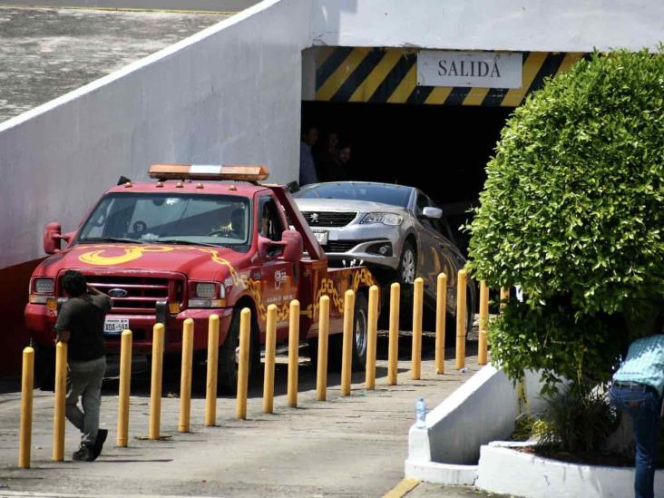 Tras inundaciones en Xalapa, rescatan autos atrapados en estacionamiento de Plaza Ánimas