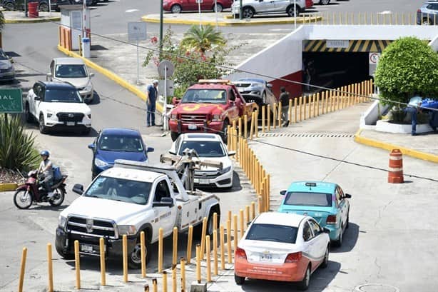 Tras inundaciones en Xalapa, rescatan autos atrapados en estacionamiento de Plaza Ánimas