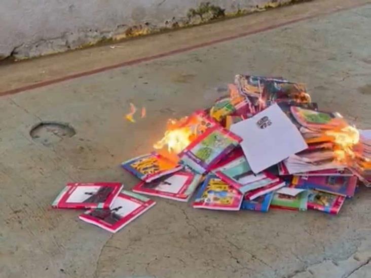 Queman libros de texto gratuitos en este municipio de Veracruz